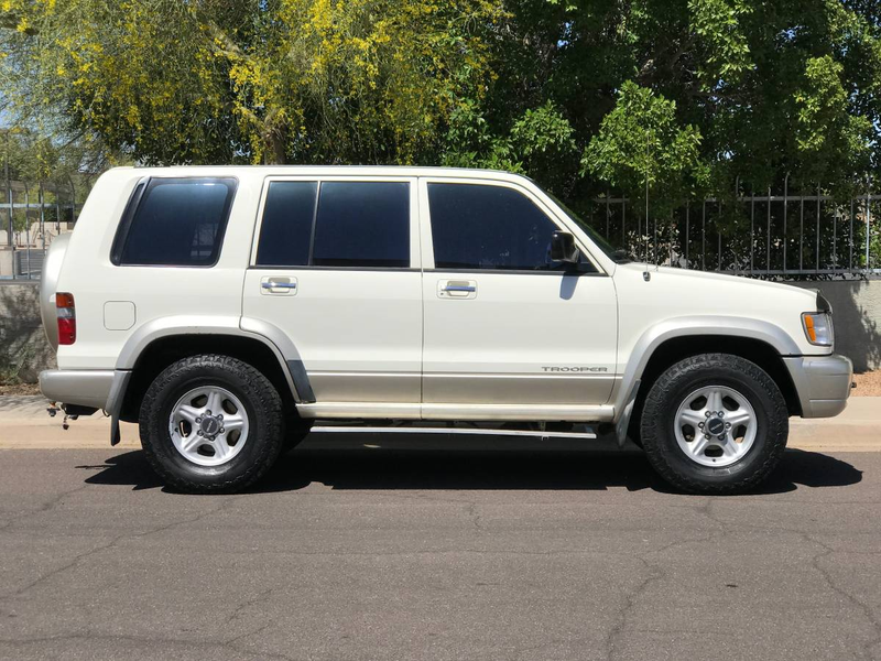 Illustration for article titled For $4,500, Is This Five-Speed 1999 Isuzu Trooper Super-Duper?